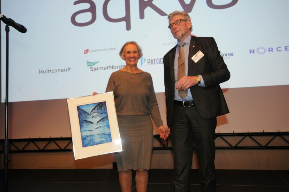 Hans Inge Algrøy fra Sjømat Norge delte som vanleg ut aqKva-prisen på vegne av juryen, og denne gong gjekk heidersprisen til Åsta Haugarvoll i Lingalaks. Foto: Pål Mugaas Jensen/Kyst.no. Hans Inge Algrøy fra Sjømat Norge delte som vanleg ut aqKva-prisen på vegne av juryen, og denne gong gjekk heidersprisen til Åsta Haugarvoll i Lingalaks. Foto: Pål Mugaas Jensen/Kyst.no.