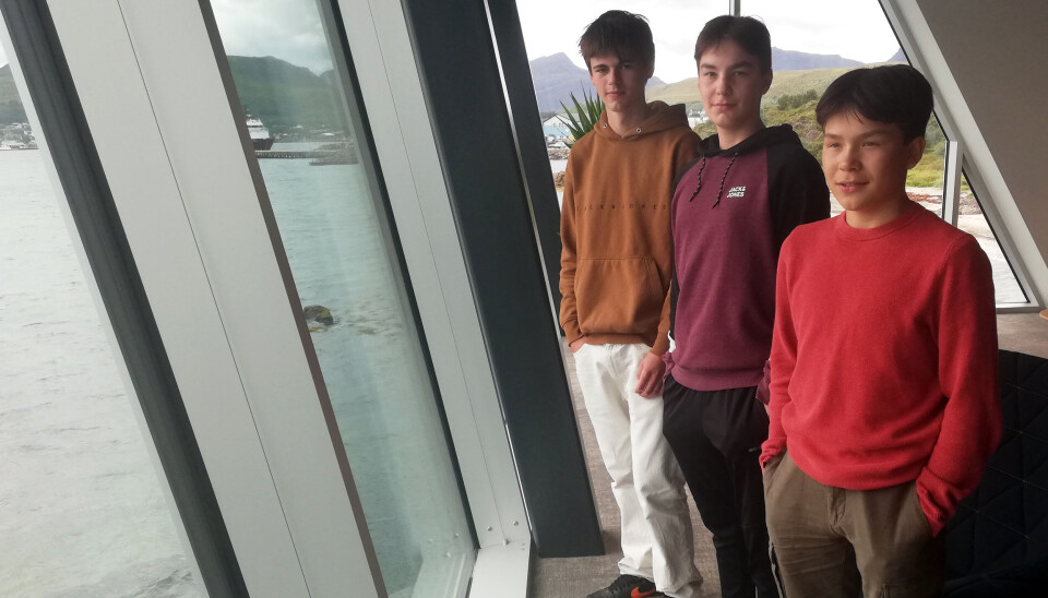 Elevene Emil Gulbrandsen fra Hemsedal, og Leon Nielsen og Levi Paulsen fra Drag bor på hybel sammen på Leknes. Hele syv av de ti elevene i klassen har flyttet på hybel.