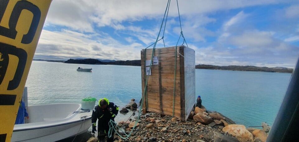 Her heises pilottareanlegget sendt fra Værlandet til Grønland over i båt før det skal i sjøen. Foto: Stefan Magnusson Her heises pilottareanlegget sendt fra Værlandet til Grønland over i båt før det skal i sjøen. Foto: Stefan Magnusson