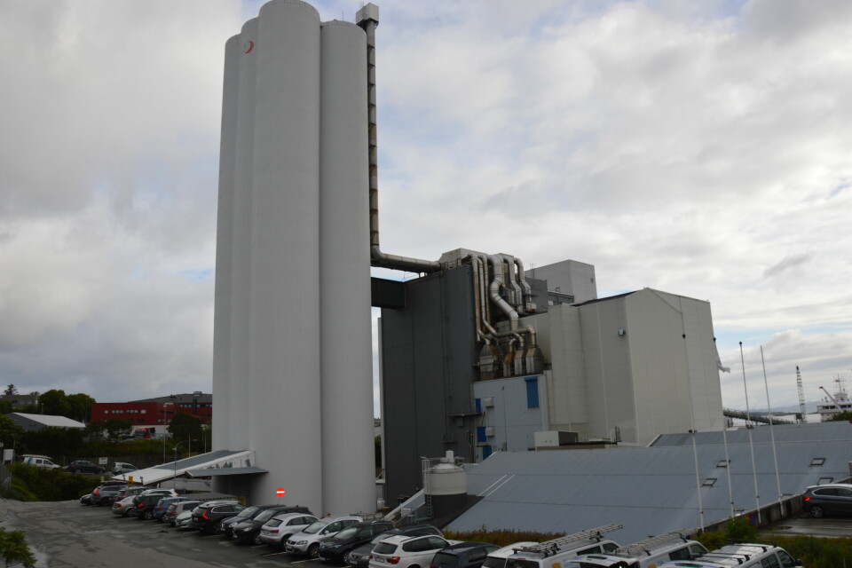 Skretting sin fôrfabrikk i Stavanger. Her vil det i mai bli produsert fôr til økologisk fisk. Foto: Ole Andreas Drønen