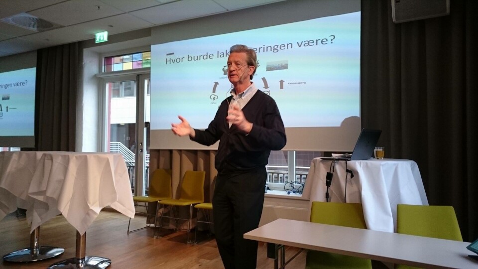 Hans Geelmuyden for seg temaet 'Hvordan kan laksenæringen få et bedre forhold til resten av samfunnet? Under et frokostmøte arrangert av Geelmuyden Kiese i Bergen tirsdag. Foto: Therese Soltveit.