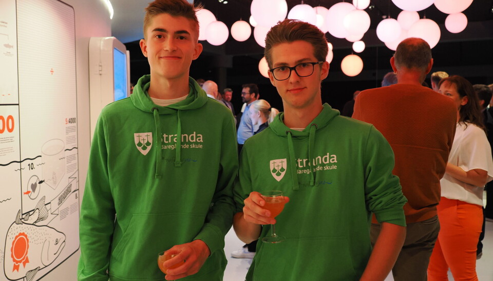 Skoleelevene Mathias Martinussen Aure og Emil André Helstad fra Naturbrukslinjen ved Stranda Videregående skole stod for den offisielle åpningen av senteret. Skoleelevene Mathias Martinussen Aure og Emil André Helstad fra Naturbrukslinjen ved Stranda Videregående skole stod for den offisielle åpningen av senteret.