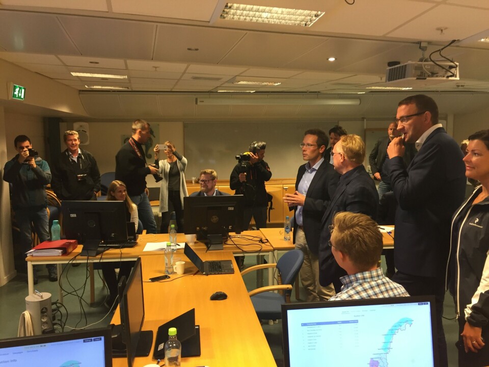 Med pressen på slep kunne avdelingsdirektør i Nærings- og fiskeridepartementet, Martin Bryde, fortelle ministeren at auksjonene er åpnet, men ellers ville han ikke gi noen flere detaljer. Med pressen på slep kunne avdelingsdirektør i Nærings- og fiskeridepartementet, Martin Bryde, fortelle ministeren at auksjonene er åpnet, men ellers ville han ikke gi noen flere detaljer.