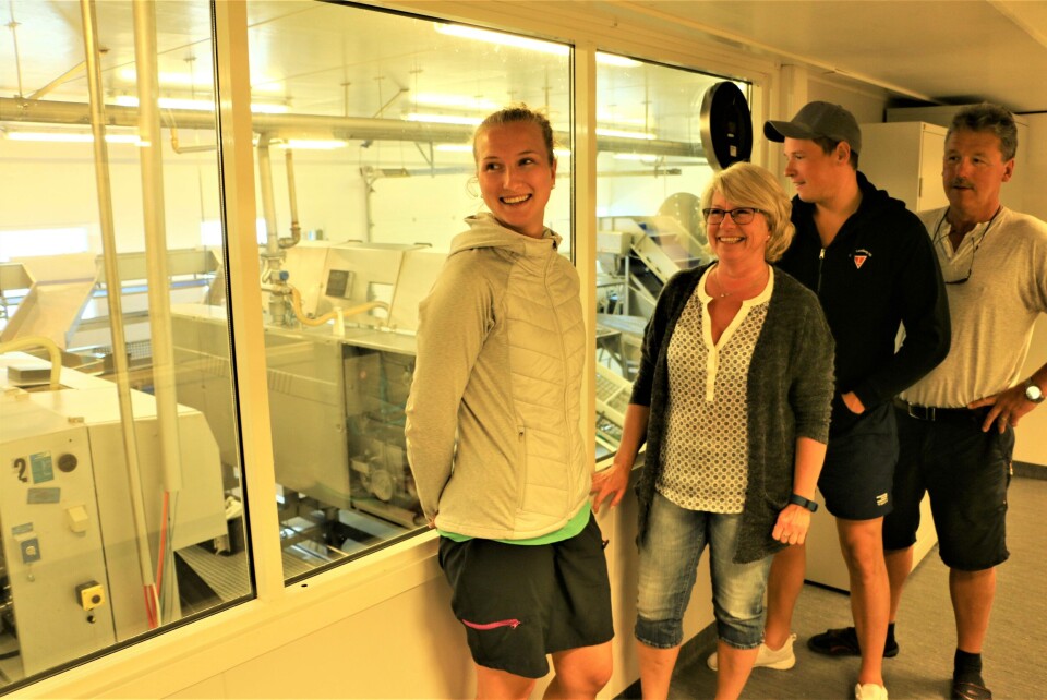 Far Tore Lundberg t.h og datter Hanne Lundberg t.v i familieselskapet Gratanglaks sier at det burde være god plass til flere lokaliteter i norske farvann. Her er de avbildet med resten av familien. Foto: Sigbjørn Larsen.
