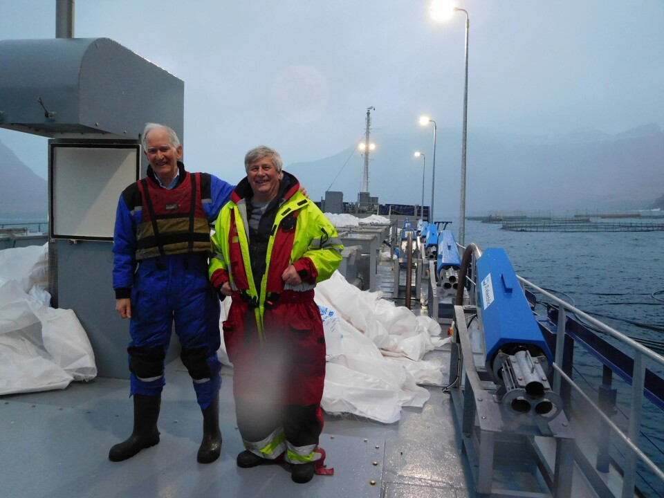 Ansatte i Austevoll Aqua er ofte om bord i fartøy og innom oppdrettsmerder for å hjelpe med elektrisk arbeid og utføre vedlikehold/service. Ute på oppdrag ser du Geoff Farrow (Austevoll Aqua utstyr designer) og Chris Channing fra Channing Engineering Ltd, som er en av produsentene til selskapets fôringssystem-utstyr. Foto: Austevoll Aqua.