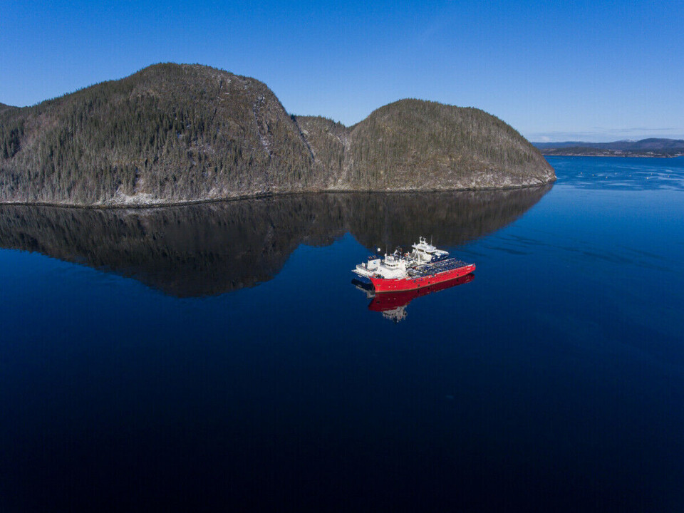 CleanTreat-fartøy og brønnbåt under behandling av utslippsvann CleanTreat-fartøy og brønnbåt under behandling av utslippsvann