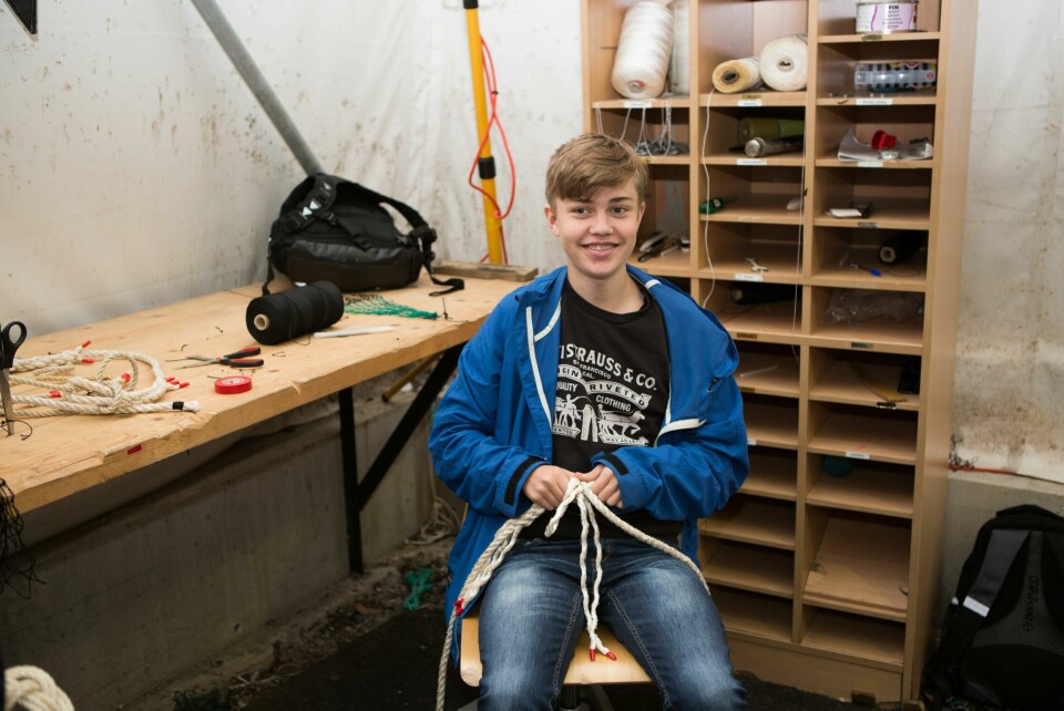 Elevene lærer blant annet hvordan man skal lage skikkelige knuter og håndtere tauverk på oppdrettsanlegg. Klikk for større bilde. Foto: Austevoll VGS.