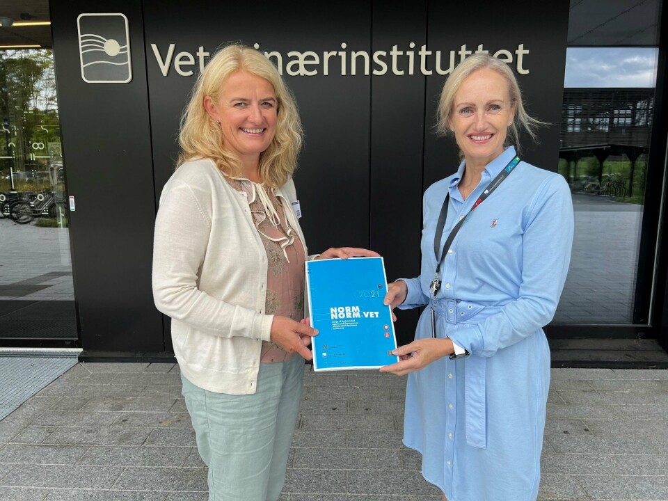 Torill Moseng fra Veterinærinstituttet overleverte NORM-VET-rapporten til Ingunn Midttun Godal i Mattilsynet. Torill Moseng fra Veterinærinstituttet overleverte NORM-VET-rapporten til Ingunn Midttun Godal i Mattilsynet.