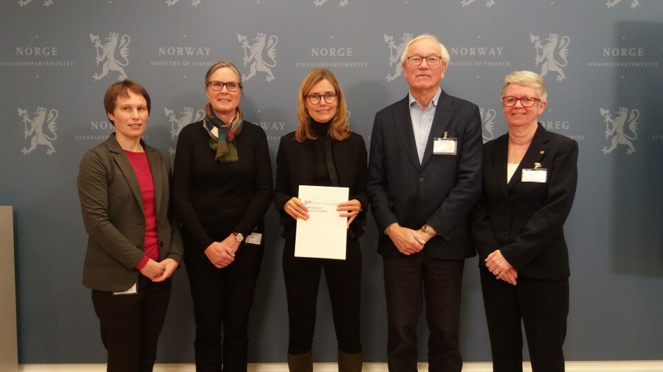 Representanter fra havskatteutvalget som la frem rapporten mandag 4.november. Fra venstre, Professor ved NHH, Linda Nøstbakken; Professor ved Norges Fiskerihøyskole; Claire Winifred Armstrong; økonomiprofessor ved Universitetet i Oslo, Karen Helene Ulltveit-Moe; Vidar Christiansen, professor ved UiO og spesialrådgiver fiskeri og havbruk i LO, Grethe Fossli. Foto: Harrieth Lundberg