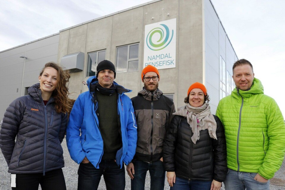 Samarbeidspartnere for utvikling av avlsprogram og avlsanlegg for rognkjeks mellom AquaGen (AG) og Namdal Rensefisk (NRF). Fra venstre: Produksjonsbiolog i NRF, Nina Iversen, Forskningssjef i AG, Thomas Moen, Forsker i AG, Tim Martin Knutsen, Seniorforsker i AG, Maren Mommens og Teknisk leder i NRF, Geir Tore Olsen. Foto: Ove Magne Ribsskog.