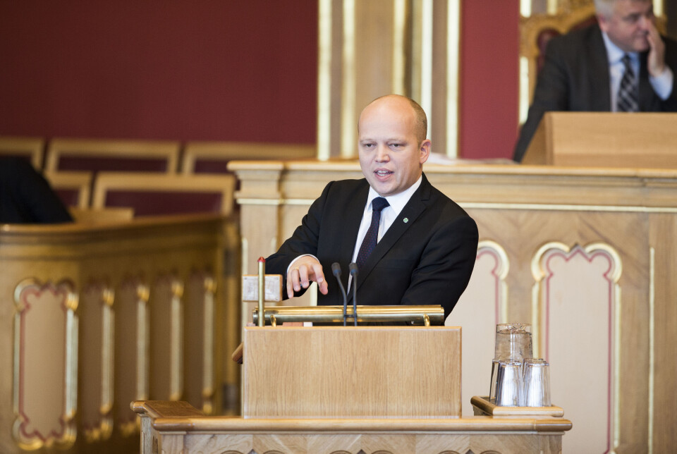 Finansminister Trygve Slagsvold Vedum har på vegne av regjeringen lagt frem et forsalg som skal innbringe flere milliarder til statskassen fra oppdrettsselskapene om det blir realisert.
