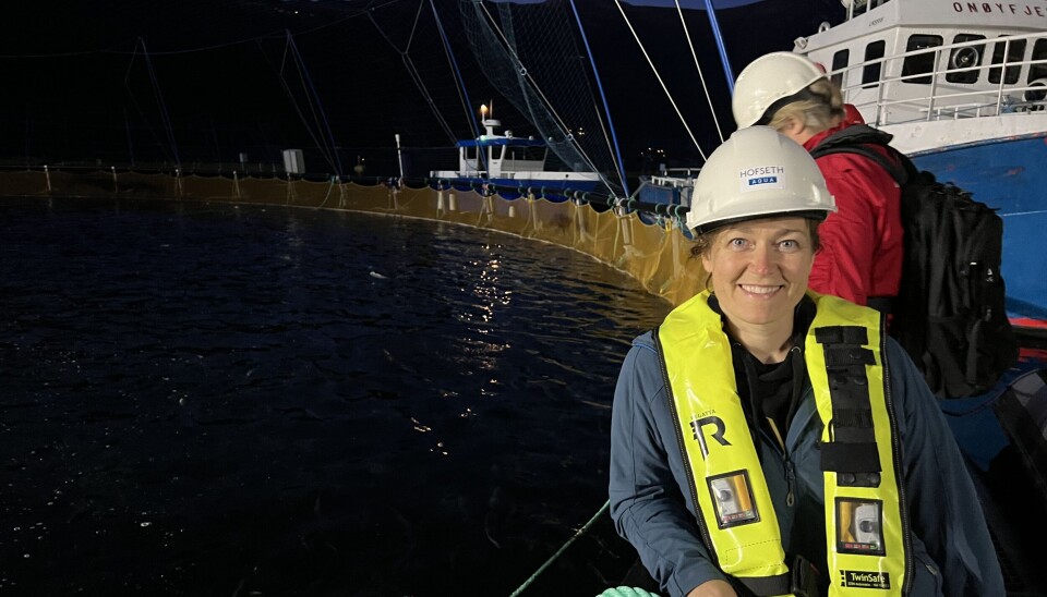 Jannicke Farstad på merdkanten på Vindsnes utenfor Valldal. Hofseth har hele verdikjeden i produksjon av ørret og laks på Sunnmøre, og oppdretter sin fisk i Storfjorden. Jannicke Farstad på merdkanten på Vindsnes utenfor Valldal. Hofseth har hele verdikjeden i produksjon av ørret og laks på Sunnmøre, og oppdretter sin fisk i Storfjorden.