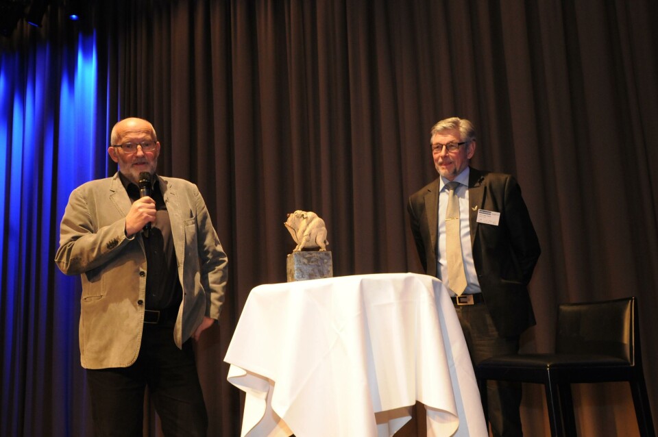 Ein rørt og glad Sveinung Sandvik takka for prisen under AqKva-konferansen i Bergen i torsdag kveld. Foto: Kyst.no. Ein rørt og glad Sveinung Sandvik takka for prisen under AqKva-konferansen i Bergen i torsdag kveld. Foto: Kyst.no.