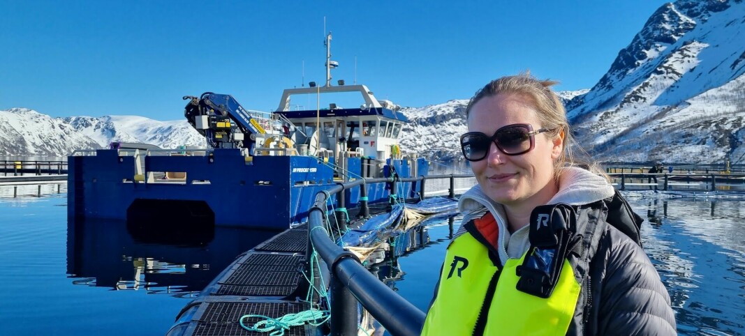 Kari Torp under innspilling av kursmodul på Griegs Seafood Finnmarks anlegg i Alta