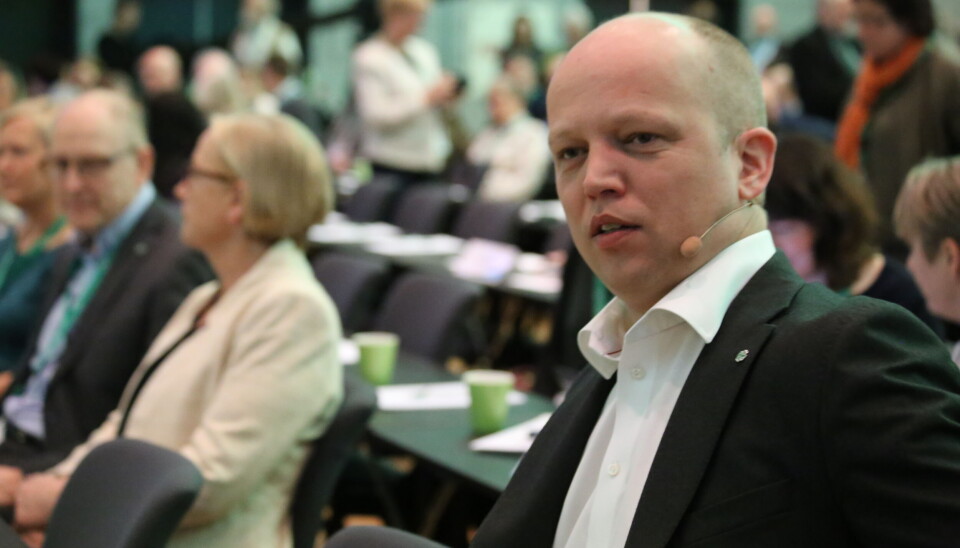 Finansminister Trygve Slagsvold Vedum la 28 september frem forslaget om en grunnrenteskatt på havbruksnæringen. Finansminister Trygve Slagsvold Vedum la 28 september frem forslaget om en grunnrenteskatt på havbruksnæringen.