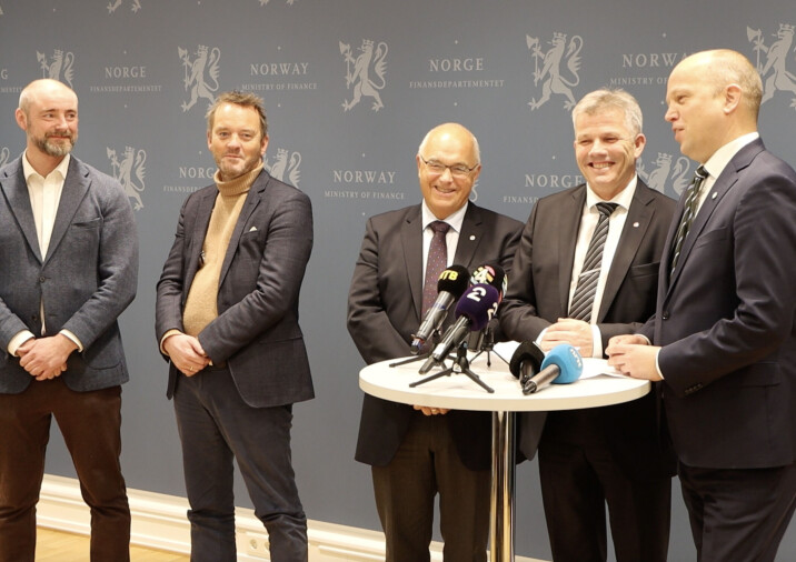 Finansminister Trygve Slagsvold Vedum (Sp) sier at målet er å finne markedsprisen på laksen, og at det er flere mulige måter å gjøre det på.