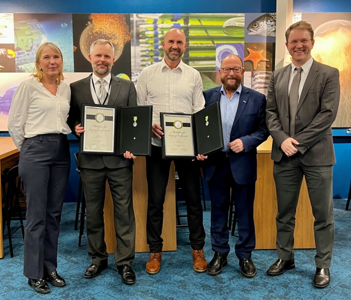 Fra venstre jubilantene Reidar Handegård og Jan Ove Wedaa samt styreleder Carl-Erik Arnesen flankert av representanter for stifterne ved Margareth Hagen, rektor ved Universitetet i Bergen og UiB og administrerende direktør Tor Instanes ved Marineholmen Forskningpark AS.