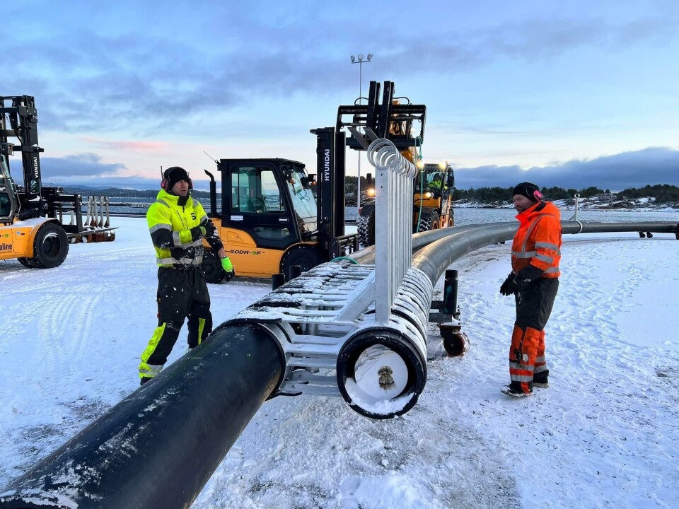 Når Bremnes Seashore og Varde Fiskeoppdrett nå skal forlenge levetiden på flytekragene sine, må konstruksjonene tas opp på land. Når Bremnes Seashore og Varde Fiskeoppdrett nå skal forlenge levetiden på flytekragene sine, må konstruksjonene tas opp på land.