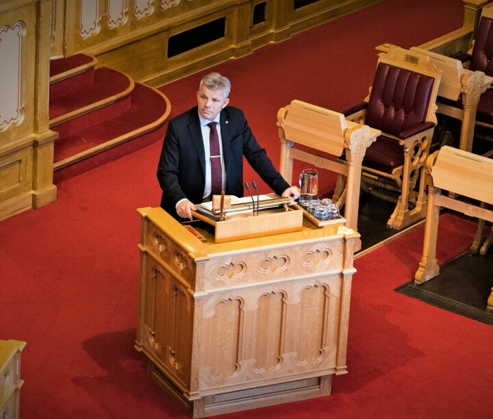 Helge Andre Njåstad (FrP) er langt fra fornøyd over svaret til fiskeri- og havminister Bjørnar Skjæran. Han kaller håndteringen av miljøtillatelsene for en skandale.