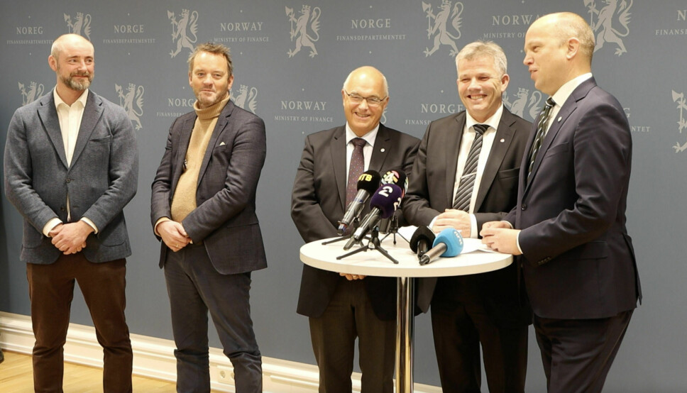 Sjømatbedriftene og Sjømat Norge under møte med regjeringen, her representert med fiskeri- og havminister Bjørnar Skjæran og Finansminister Trygve Slagsvold Vedum.