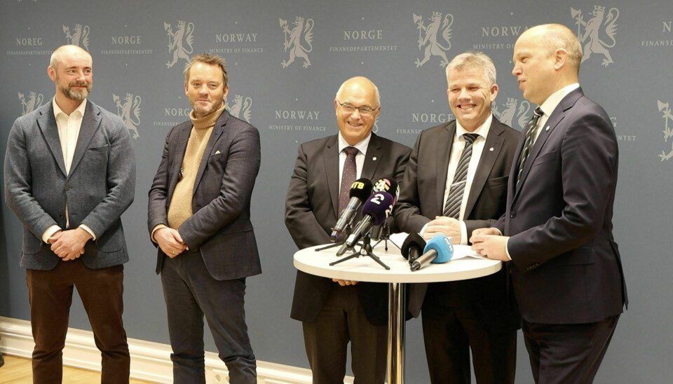 Sjømatbedriftene og Sjømat Norge sammen med fiskeri- og havminister Bjørnar Skjæran og finansminister Trygve Slagsvold Vedum.
