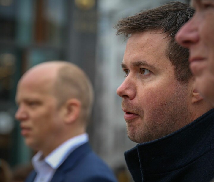 Geir Pollestad fra Senterpartiet (i midten) prøver å få til en bred enighet for den foreslåtte lakseskatten. Foto: Ragne B. Lysaker, Senterpartiet