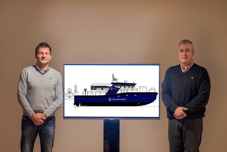 Ny hurtiggående oppsynsbåt til Fiskeridirektoratet: Fra venstre Kjetil Hantveit, daglig leder i Norwegian Rig Shuttle, skisse av den nye oppsynsbåten, og områdesalgssjef Rune Midtkandal i Maritime Partner. Foto: Maritime Partner.