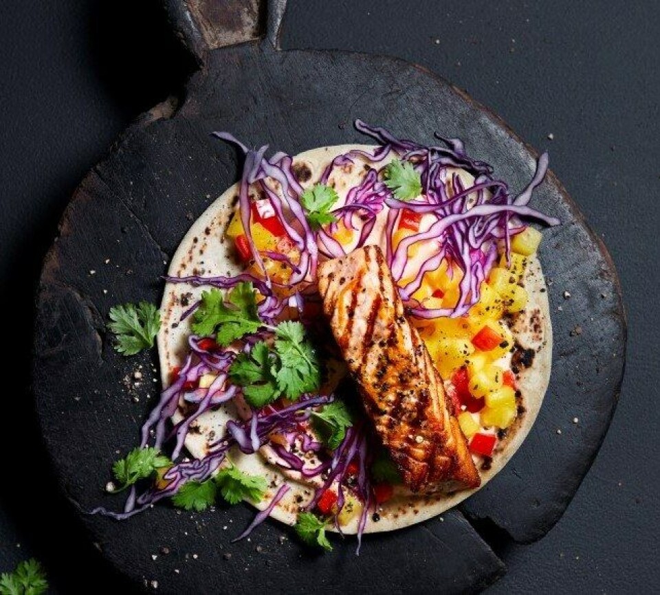 Lax on the beach: er en av de mange rettene 3iuka og Sjømatrådet fronter for å få barn til å spise mer laks og sjømat. Retten består av marinert laks, spicy Sriracha-dressing og ananas. Klikk for større bilde. Foto: Marius Fiskum.