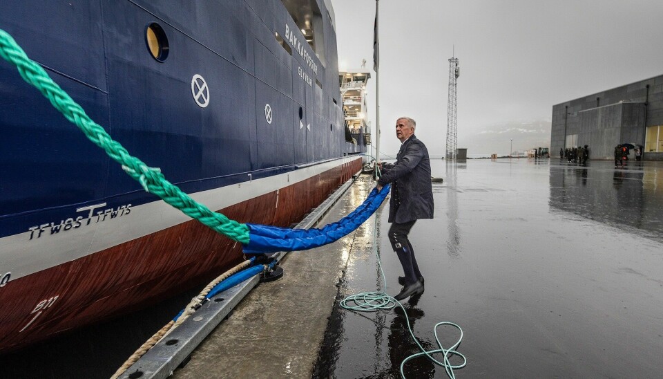 Regin Jacobsen, administrerende direktør i Bakkafrost tar fortøyningene på selskapets nyeste brønnbåt.