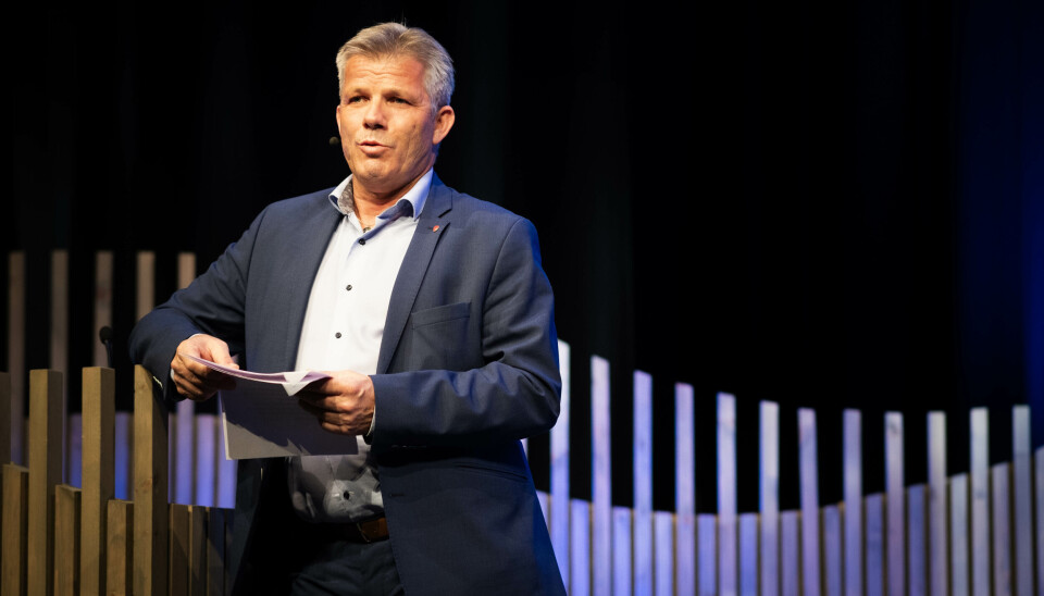 Bjørnar Skjæran forteller at han lytter til utvalgets ønske om mer tid og utsetter nå fristen med 6 måneder. Bildet viser fiskeri og havminister Bjørnar Skjæran på scenen under sjømatdagene.