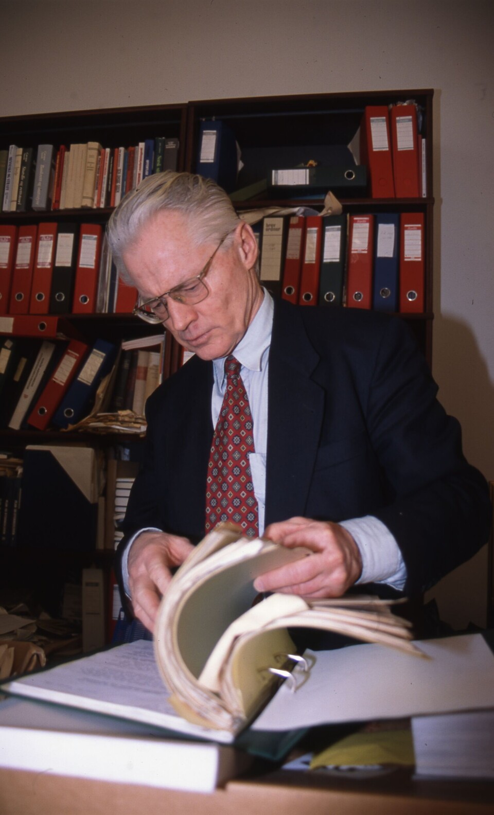 Carl August Fleischer på kontoret på Universitetsplassen i Oslo da Norsk Fiskeoppdrett møtte han i mai 2000.