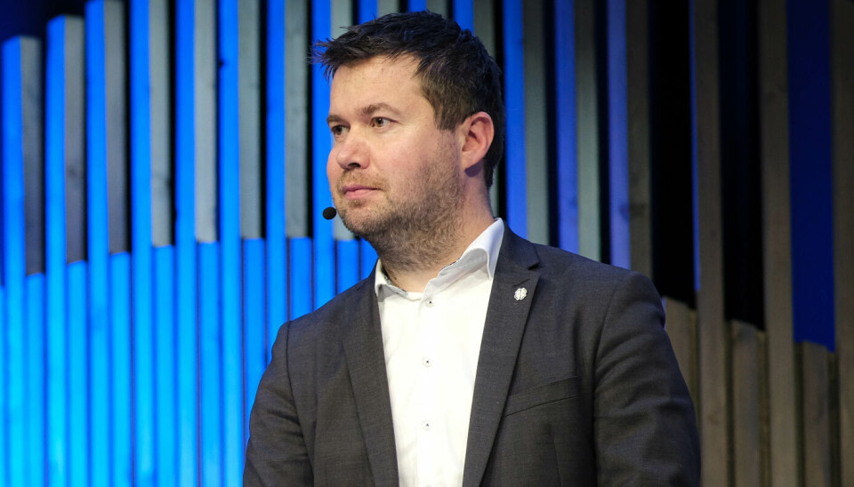 Det blir Geir Pollestad fra Senterpartiet som skal lose lakseskatten gjennom Stortinget. Rundt samme bord. Geir Pollestad og Ole Eirik Lerøy.