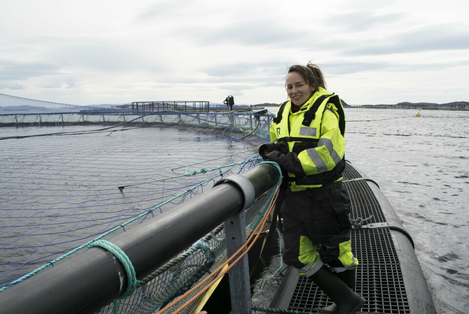 Zoolog og fagrådgiver Susanna Lybæk på fiskeoppdrettsanlegg. Foto: Dyrevernalliansen