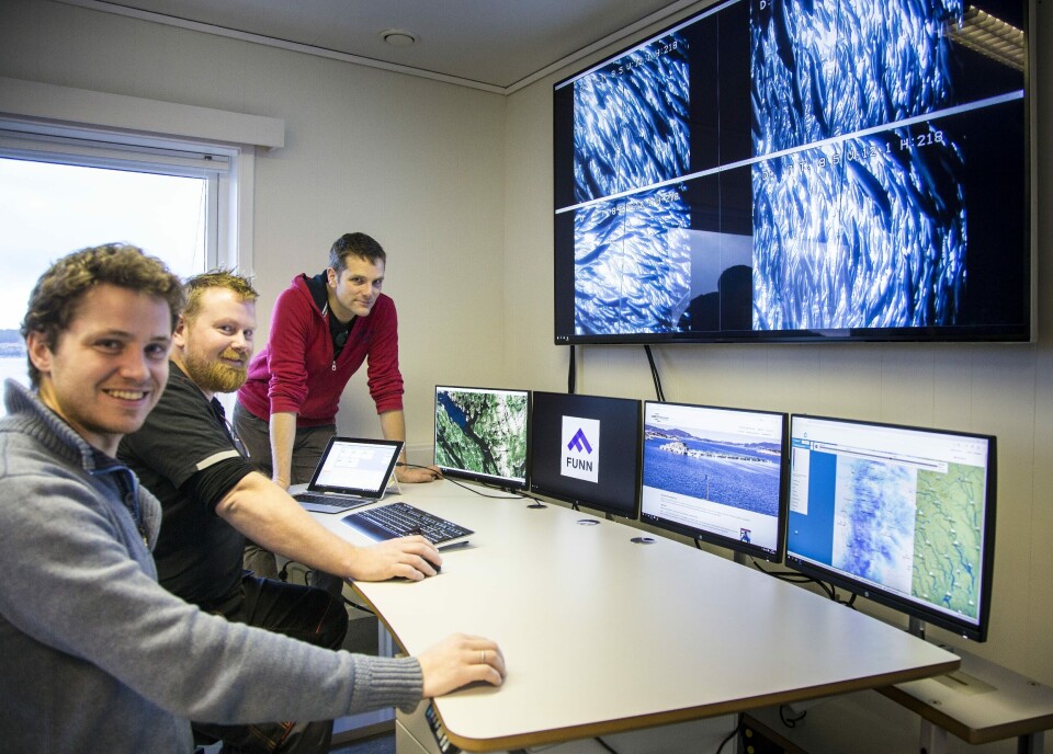 Gisle Andre Enstad, Helge Bårdsen og Svein Eivind Gilje frå Engesund Fiskeoppdrett er alle særs nøgde med å få på plass nytt fjernfôringsstudio. Foto: Stein Erik Gilje.