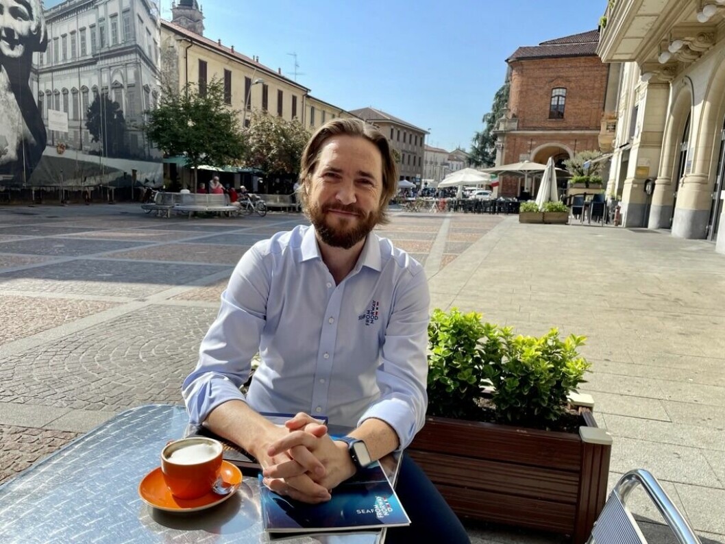 Gunvar Lenhard Wie, sjømatutsending i Italia nyter en kaffe i et land som stadig blir mer og mer åpent etter pandemien. Foto: Norges Sjømatråd