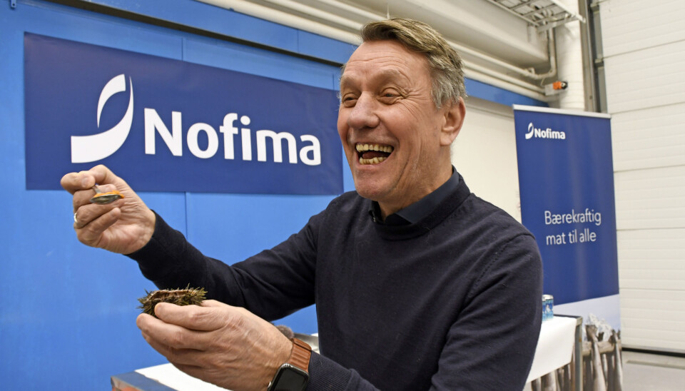 Tromsøs ordfører Gunnar Wilhelmsen smaker på kråkeboller i forbindelse med etableringen av et nasjonalt nettverk for nye oppdrettsarter i Tromsø.