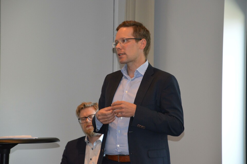 Avdelingsdirektør Martin Bryde i Nærings- og fiskeridepartementet var på plass i Bergen, for å gi oppdretterne mer info om den kommende lakseauksjonen som går av stabelen 18. juni kl. 10.00. Foto: Therese Soltveit.