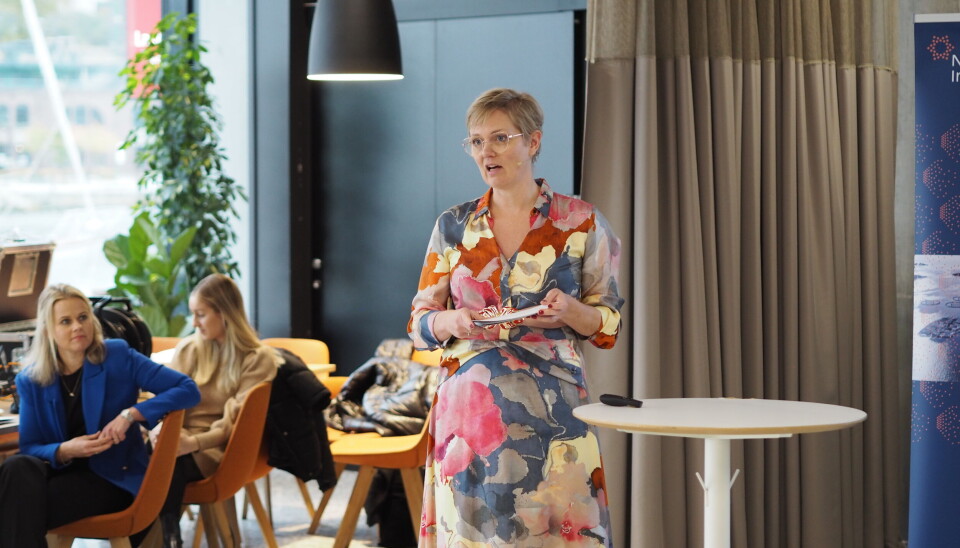 Elise Sæle Dahle, med Nina Stangeland i bakgrunnen.