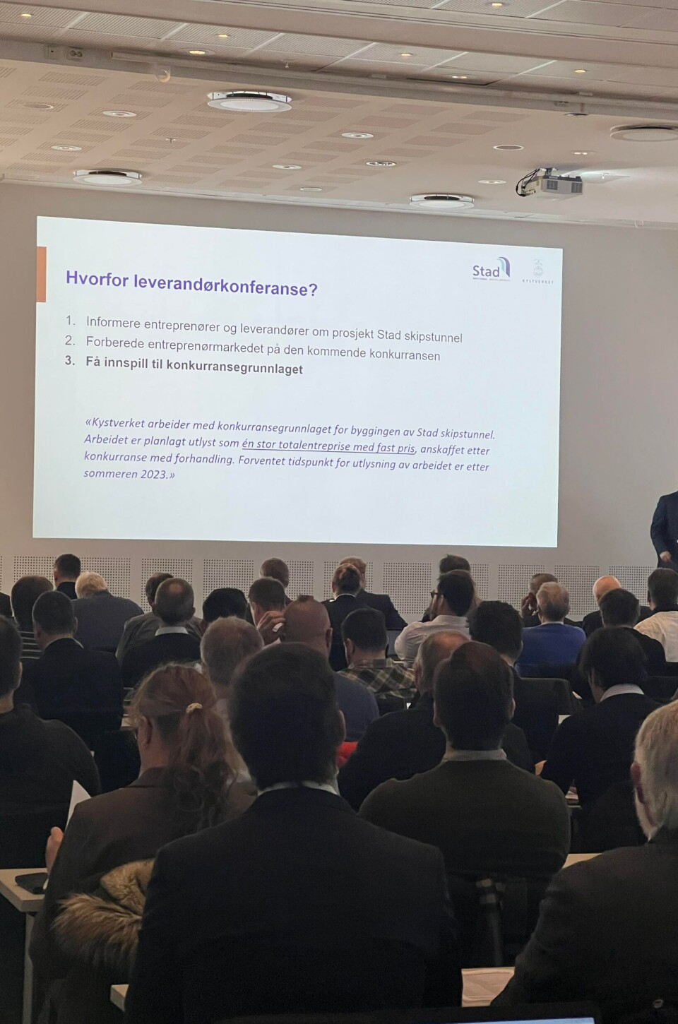 Prosjektleder for Stad skipstunnel, Terje Skjeppestad, foran rundt 160 deltagere på Kystverkets leverandørkonferanse