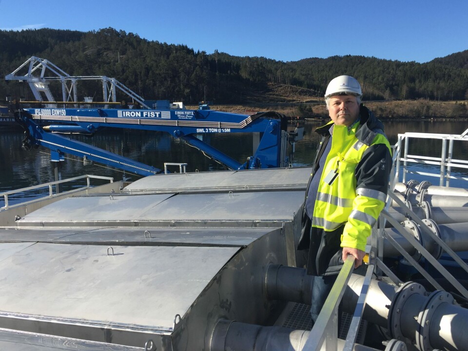 Frode Grønstøl om bord avlusningslekteren «Riga» som Halsnøy Dokk har utrustet for Alsaker Fjordbruk. Denne er utstyrt med både Skamik 1.5 og dobbel Optilice-system. Foto: Halsnøy Dokk.
