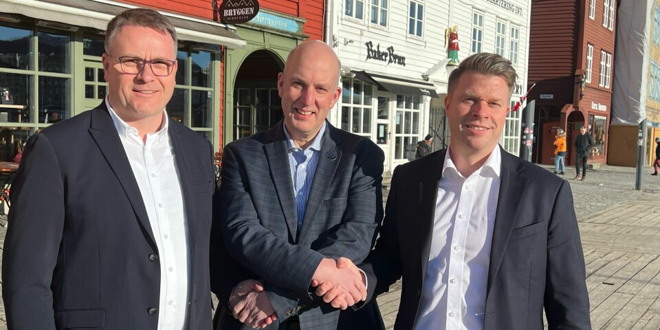 De tre partnerne i prosjektet feirer signeringen i solen på Bryggen i Bergen. Fra venstre: Rune Risnes (leder akvakultur Salt Ship Design AS, John Marshall (leder for Benchmark Animal Health) og Frank Edvard Vike (CSO I MMC First Process).