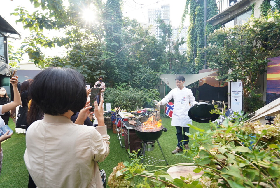 Norsk laks i det fri: Slik så det ut da Sjømatrådet arrangerte «laksecamping» i
hjertet av Seoul. Campingplassen ble hyppig besøkt, både av medier og
nysgjerrige sørkoreanere som mer enn gjerne smakte på grillet laks. Norsk laks i det fri: Slik så det ut da Sjømatrådet arrangerte «laksecamping» i
hjertet av Seoul. Campingplassen ble hyppig besøkt, både av medier og
nysgjerrige sørkoreanere som mer enn gjerne smakte på grillet laks.