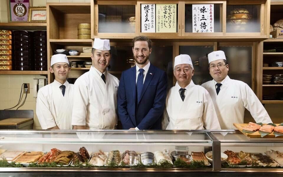 Sjømatutsending Wie og AJSA Styreleder Tadashi Yamagata og hans team ved Miyako Sushi I Ginza. Foto: Norges sjømatråd. Sjømatutsending Wie og AJSA Styreleder Tadashi Yamagata og hans team ved Miyako Sushi I Ginza. Foto: Norges sjømatråd.