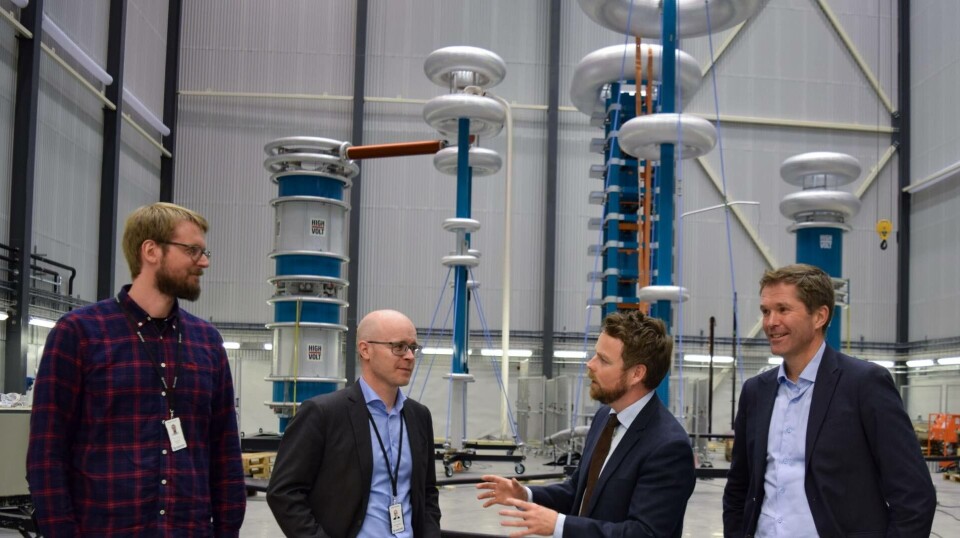 Kunnskapsminister Torbjørn Røe Isaksen (nr. 2 fra høyre) besøker et av SINTEFs laboratorier sammen med Espen Eberg, SINTEF (til venstre), Dag Eirik Nordgård, SINTEF og Forskningsrådets administrerende direktør, John Arne Røttingen. Foto: Astrid Lundquist, SINTEF