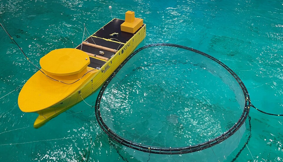 I et basseng i Trøndelag fikk modellen av brønnbåt og nedsenket merd testet kreftene de må takle ute på havet.