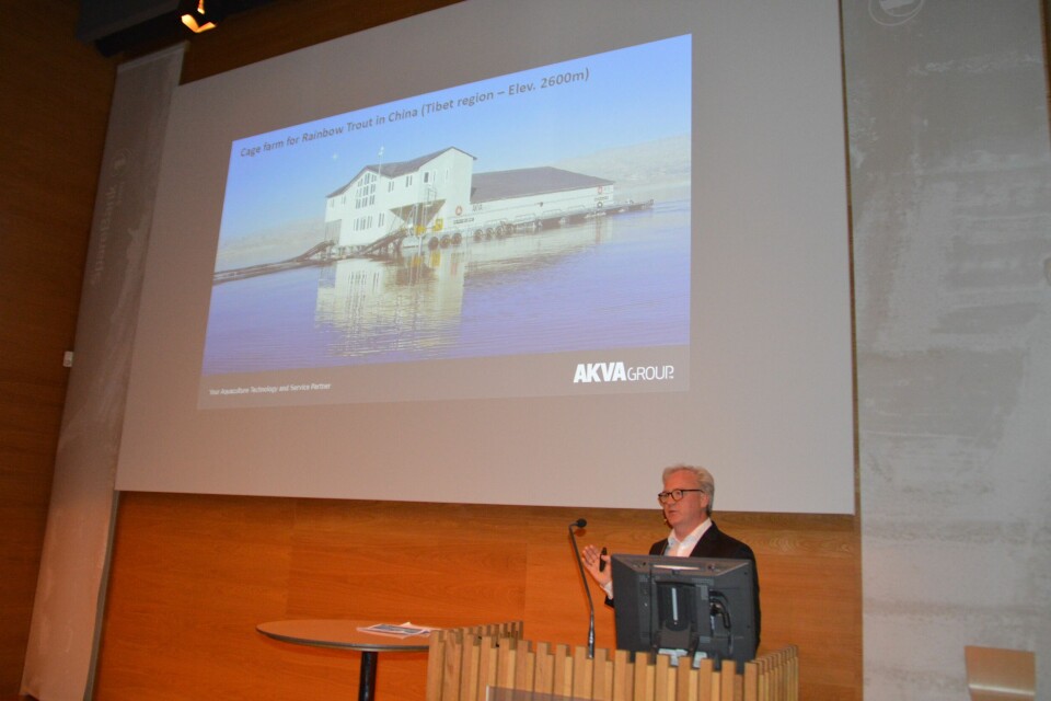 Trond Williksen viser et eksempel på anlegg de har levert til fjerne strøk av verden.