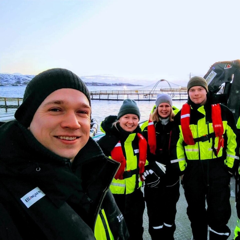 Karoline Sjødal Olsen ilag med gode kollegaer på merdkanten. Foto: Privat.