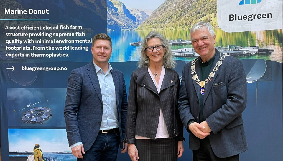 Nils Johan Tufte, fiskeriminister Joyce Murrey og Hallgeir Kjeldal, ordfører i Bamble.