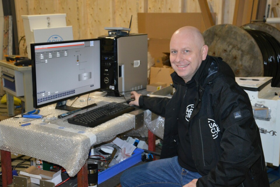 Daglig leder Tor Espen Skoglund, tester ut programvare før levering av utstyr til kunde. Foto: Therese Soltveit.