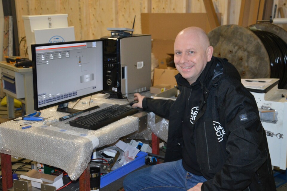 Daglig leder Tor Espen Skoglund, sier Aqua Circle nå skifter navn til Aquality AS. Her styrer han fôret rognkjeksen vil få fra datamaskinen med spesialtilpasset programvare. Foto: Therese Soltveit. Daglig leder Tor Espen Skoglund, sier Aqua Circle nå skifter navn til Aquality AS. Her styrer han fôret rognkjeksen vil få fra datamaskinen med spesialtilpasset programvare. Foto: Therese Soltveit.